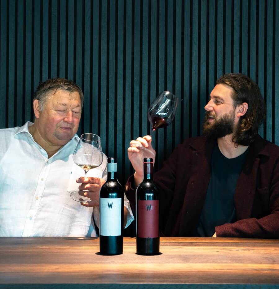 Hans und Michael mit Wein Hans und Michael mit Wein