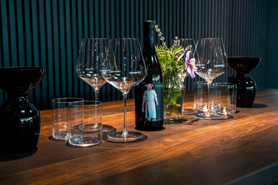 Weingut Schwarz Tisch mit Gläser Weingut Schwarz Tisch mit Gläser
